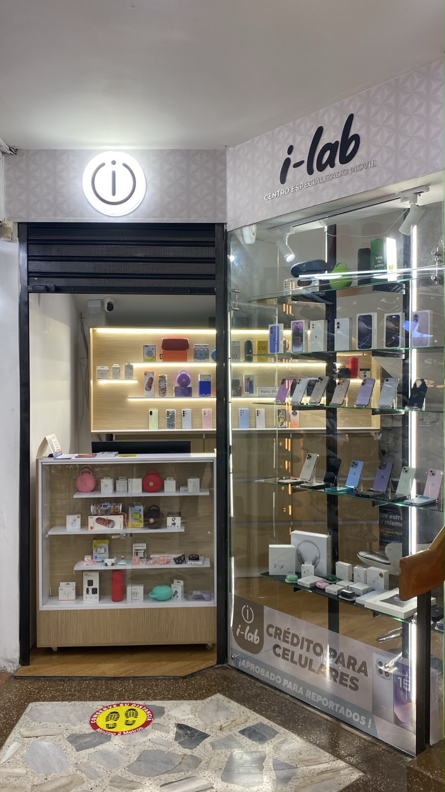 Interior de la tienda iLab Unicentro
